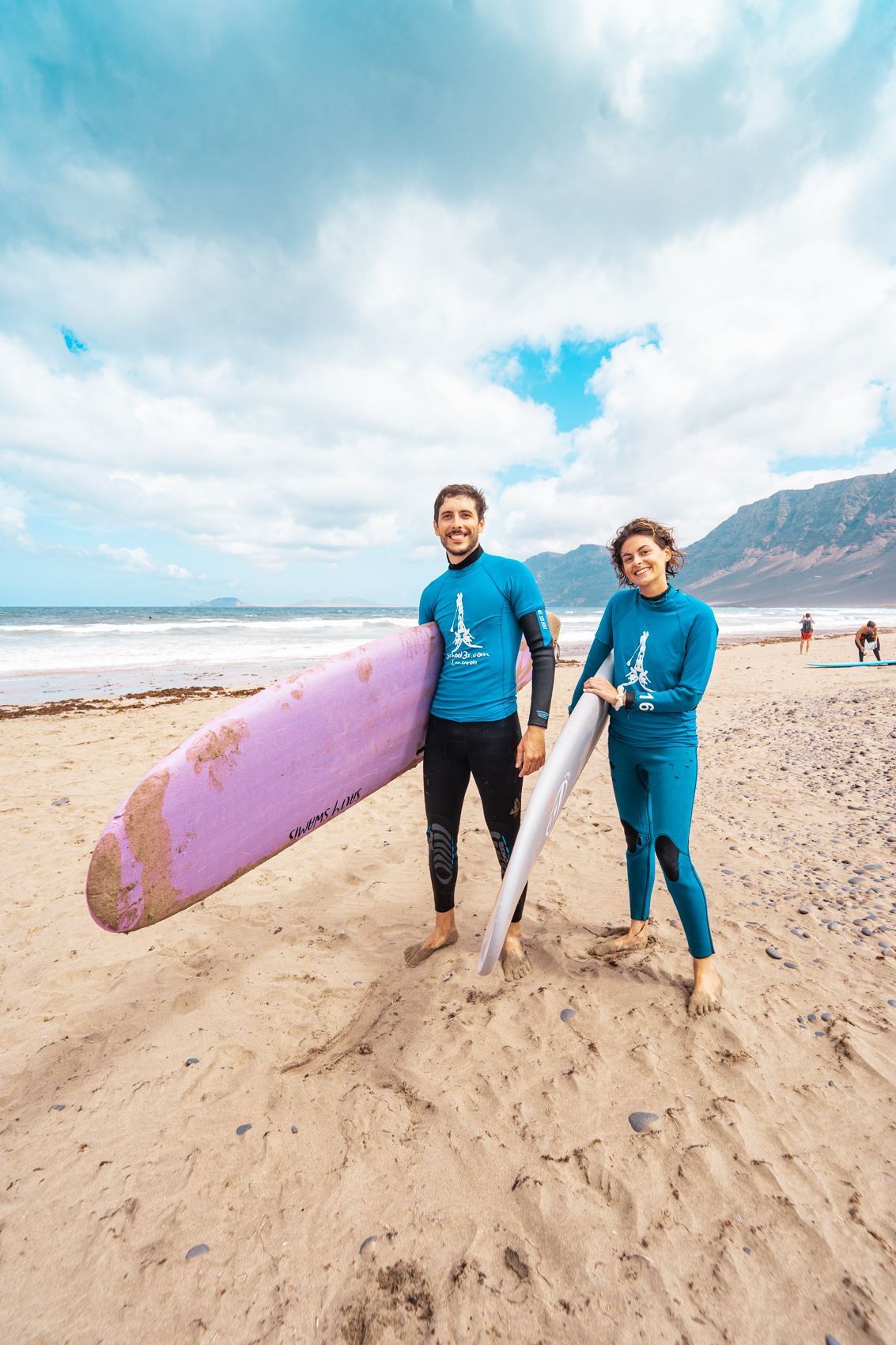 Clase de Surf Grupal en Famara (con recogida en Costa Teguise)