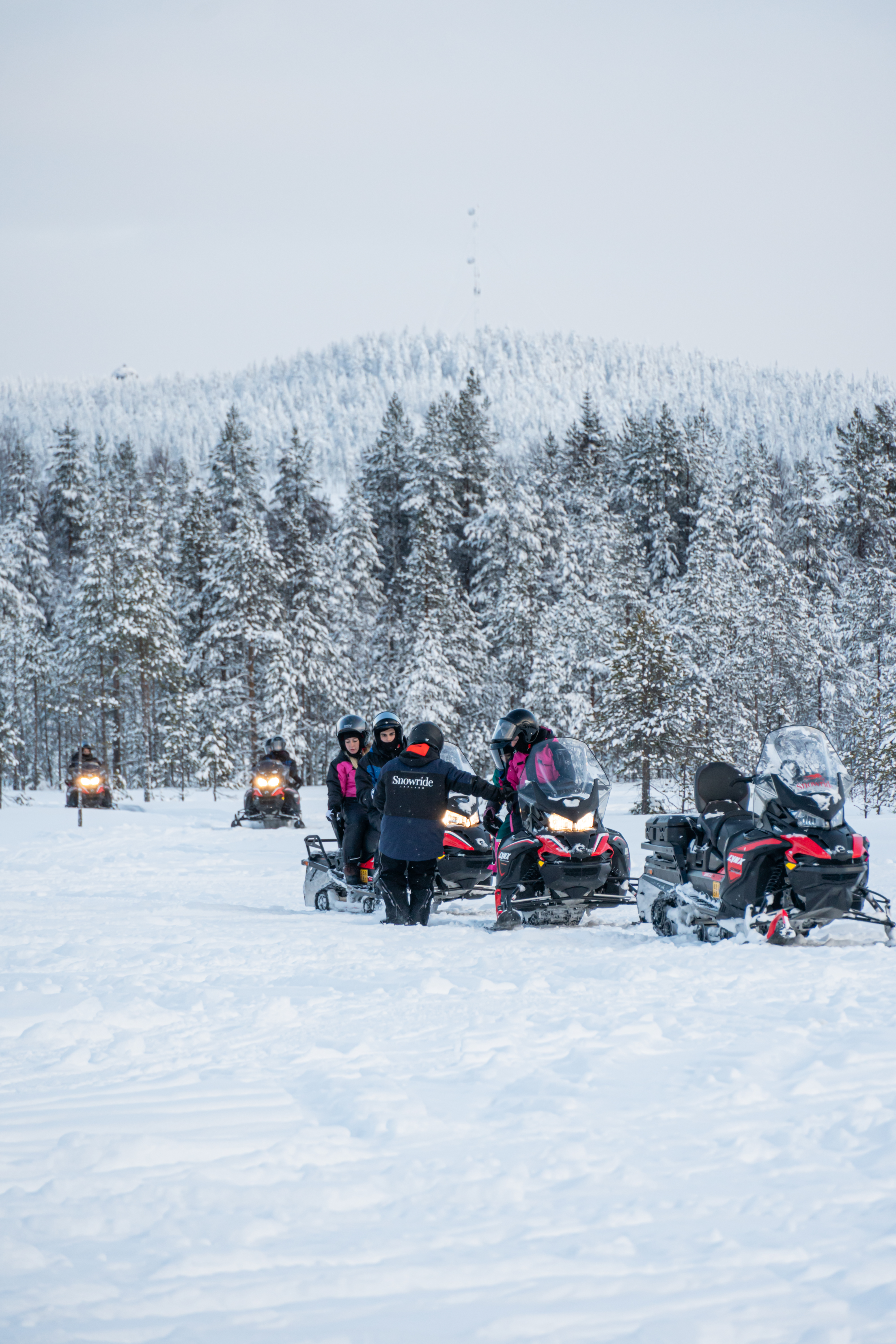 Paseo en moto y raquetas de nieve por Vikaköngäs + Aldea de Papá Noel con Recogida en Grupo Reducido - Alojamientos en Rovaniemi