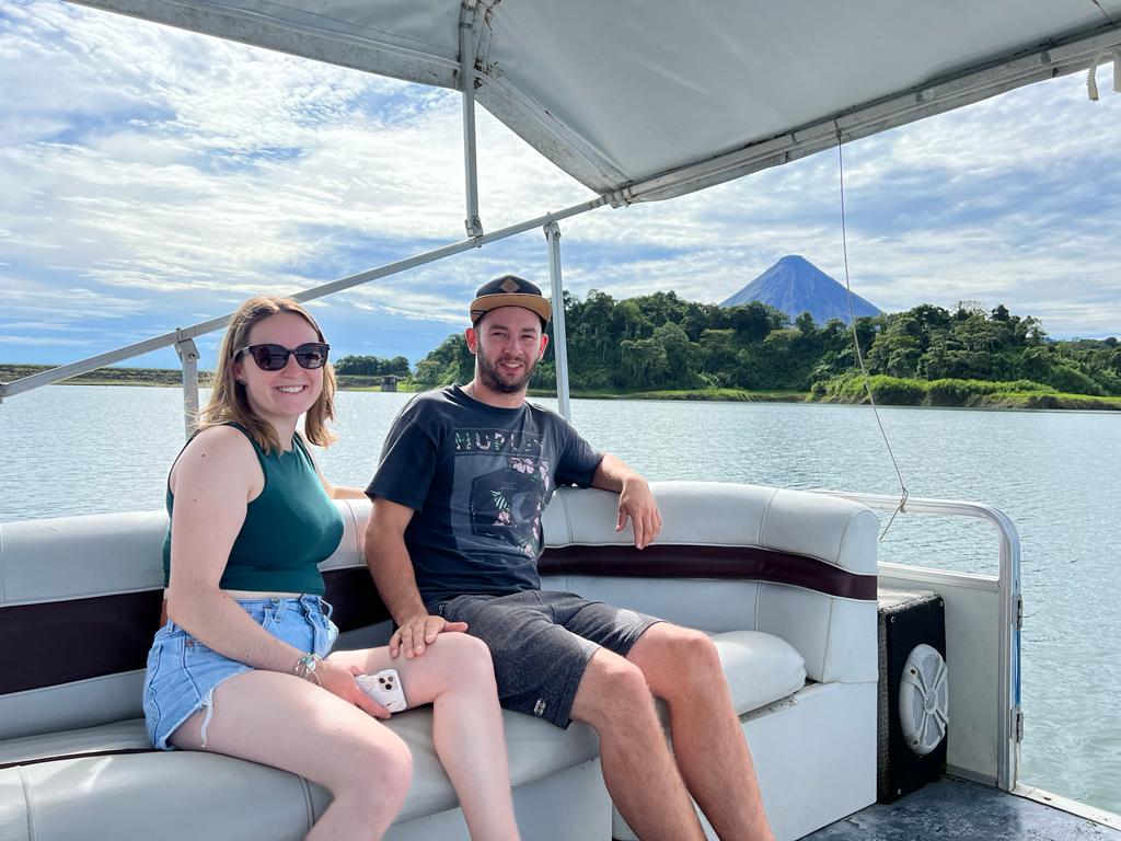 Tour en barco para observar aves al atardecer en el lago Arenal