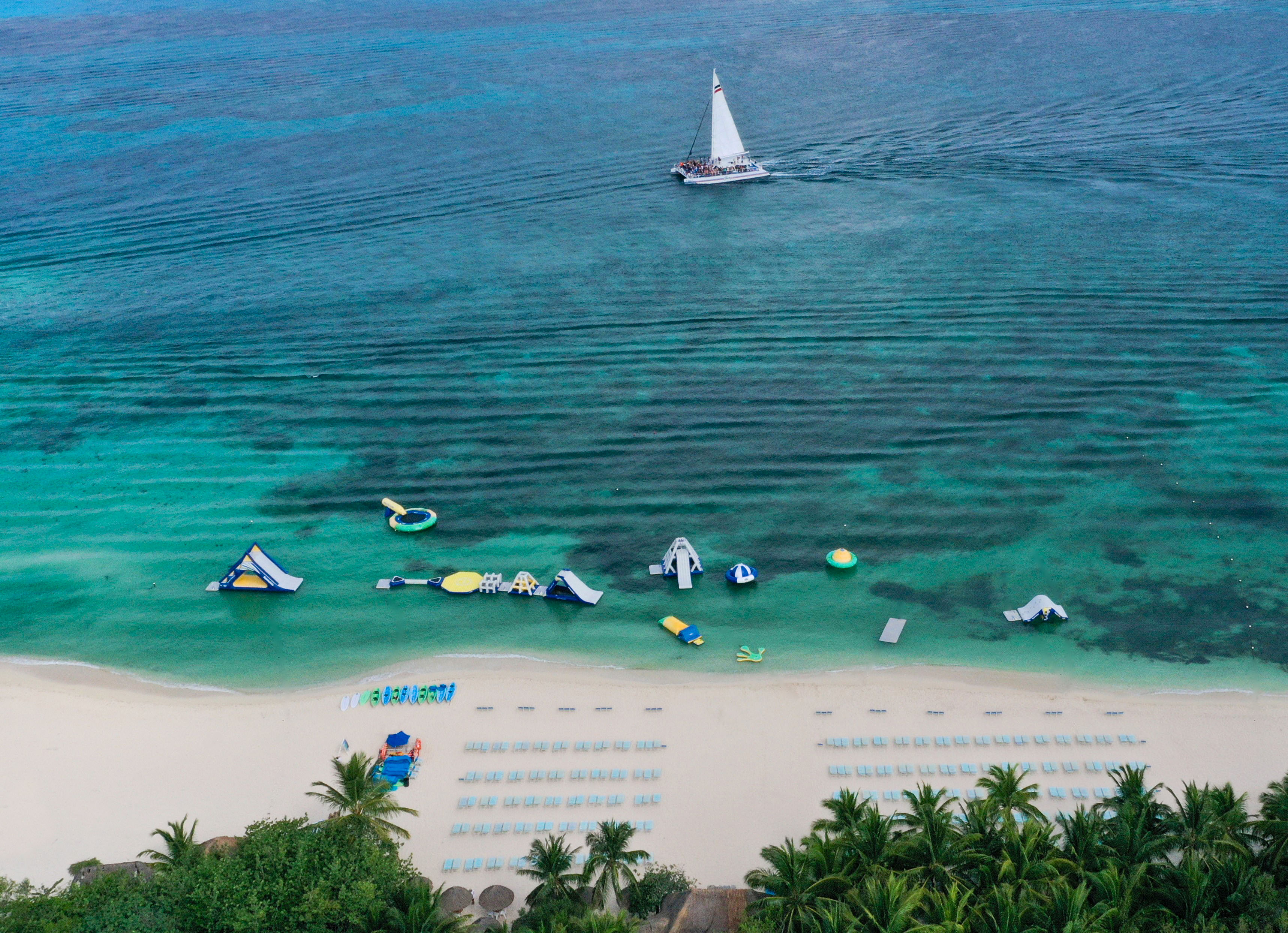Catamarán FURY Cozumel: Cielo, Palancar Snorkel & Beach Party