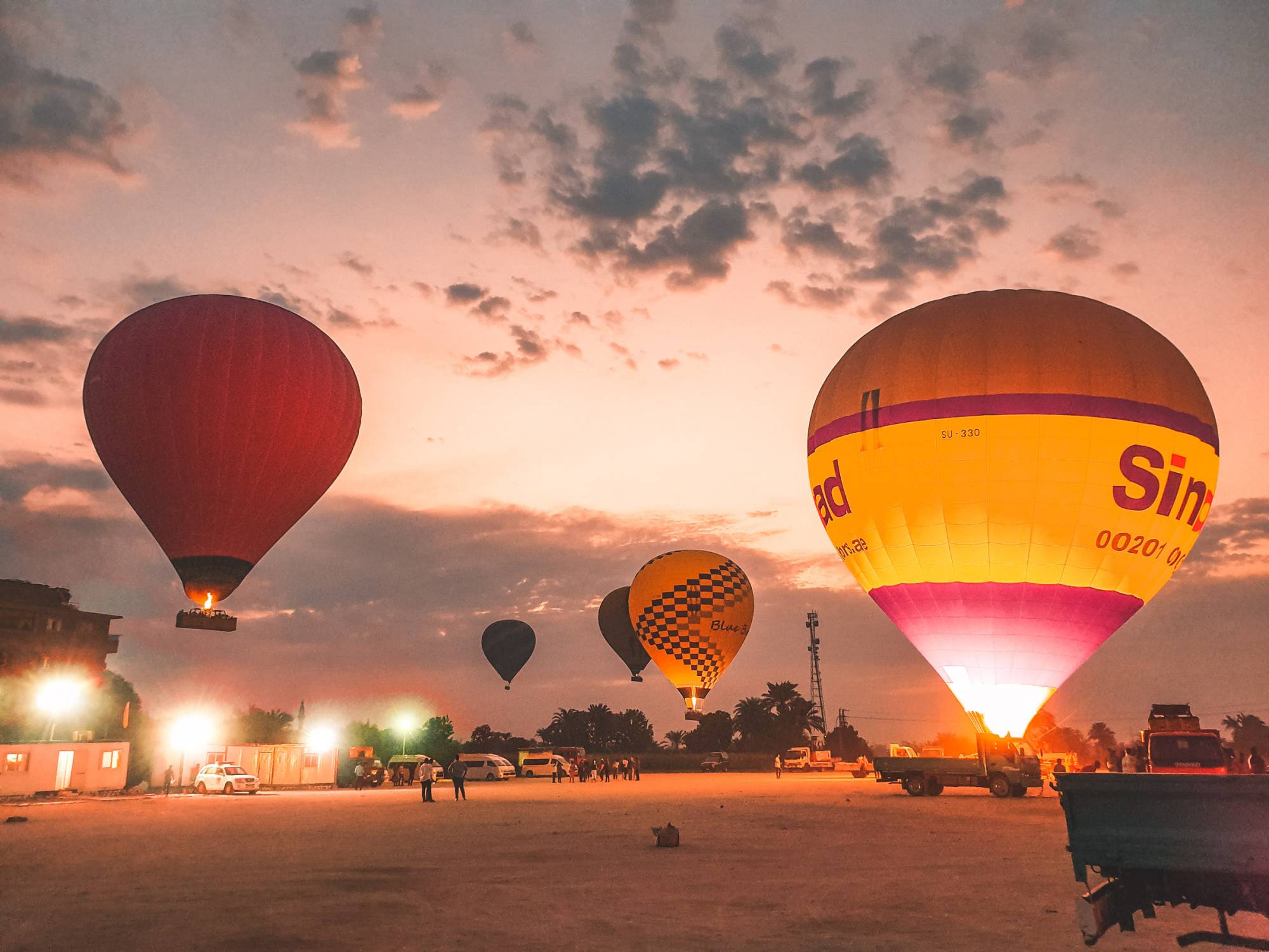 Güneşle Yükselen Soluk Kesici Luxor Sıcak Hava Balonu