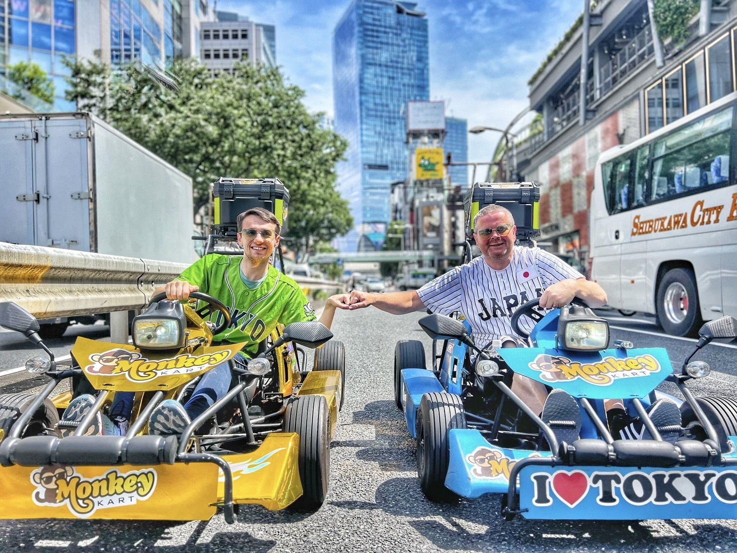 Osaka Go Kart Macerası - Kıyafetle Ünlü Simgelerin Yanından Geçin