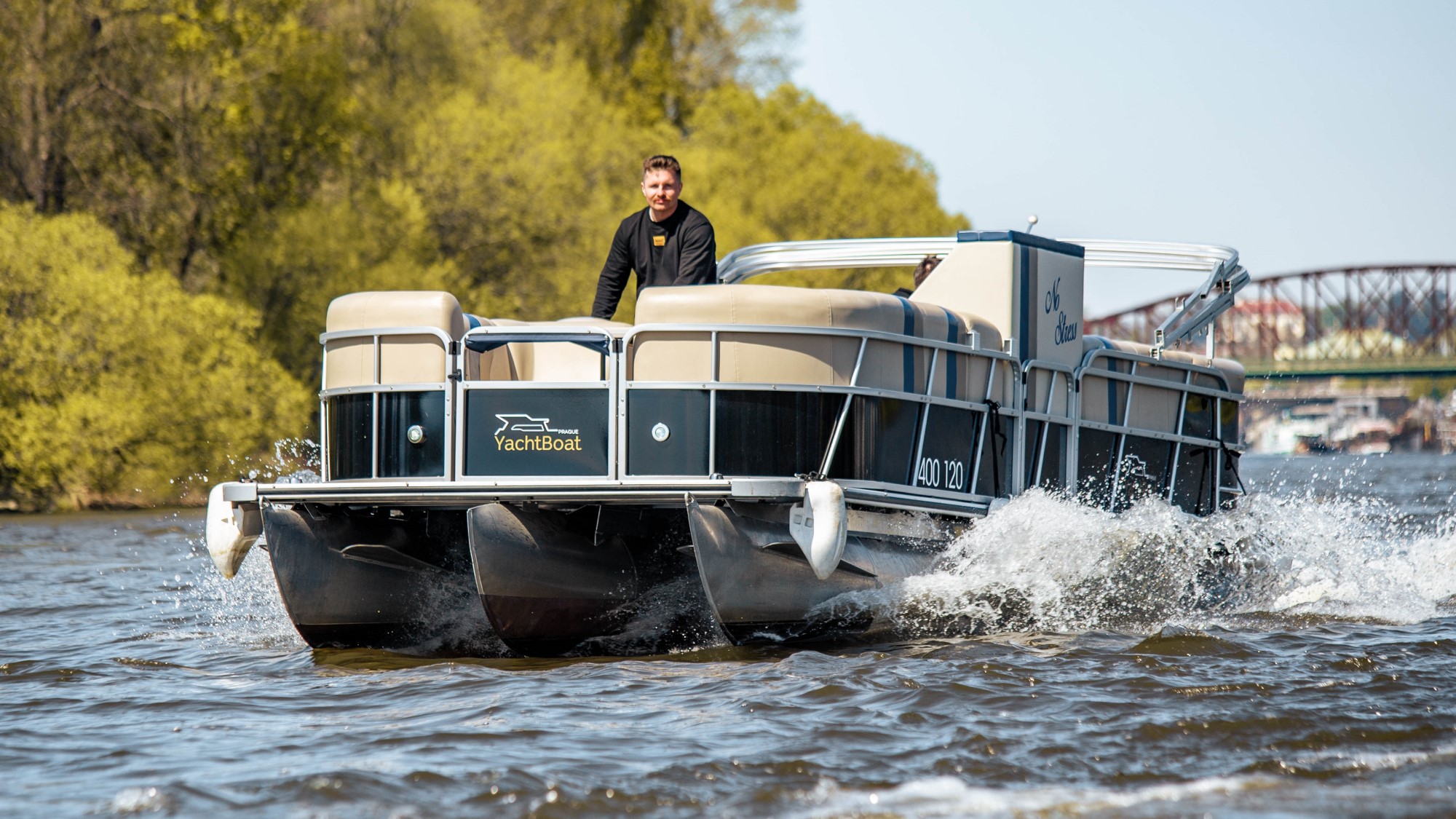 Experiencia VIP en Yachtboat PONTOON en Praga: todo lo que puedas beber