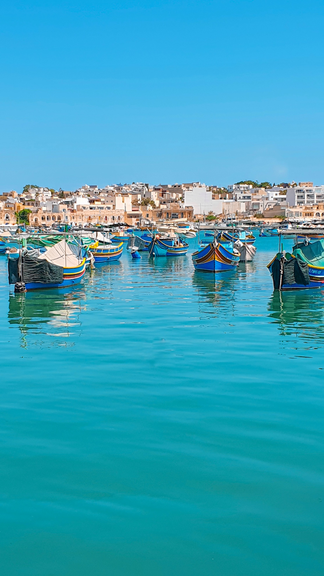 Gruta Azul y mercado dominical en el pueblo pesquero de Marsaxlokk