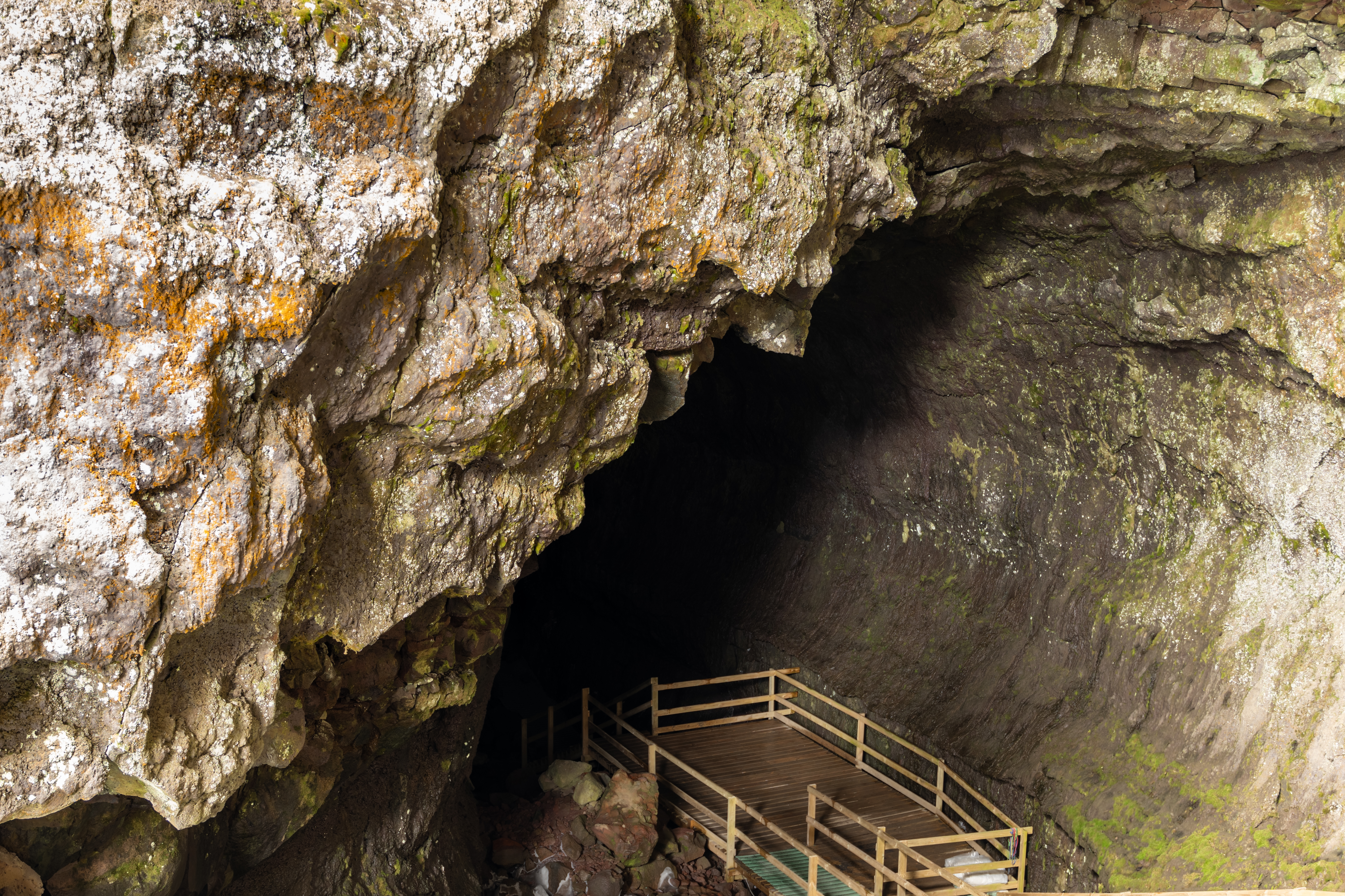 Borgarfjörður, Silver circle in minivan: lava tunnel and hot spring