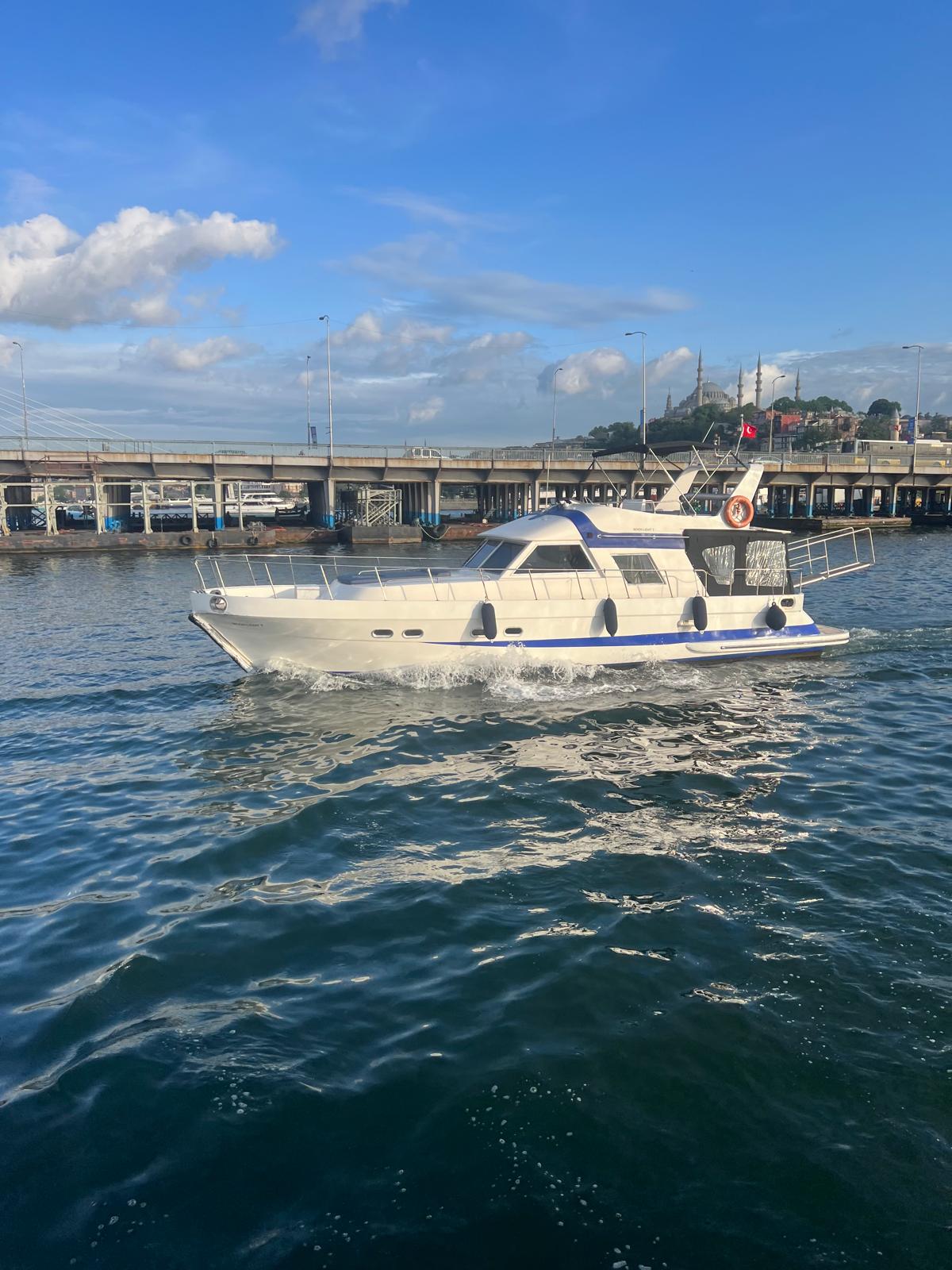 Tour privado en yate de lujo por el Bósforo en Estambul