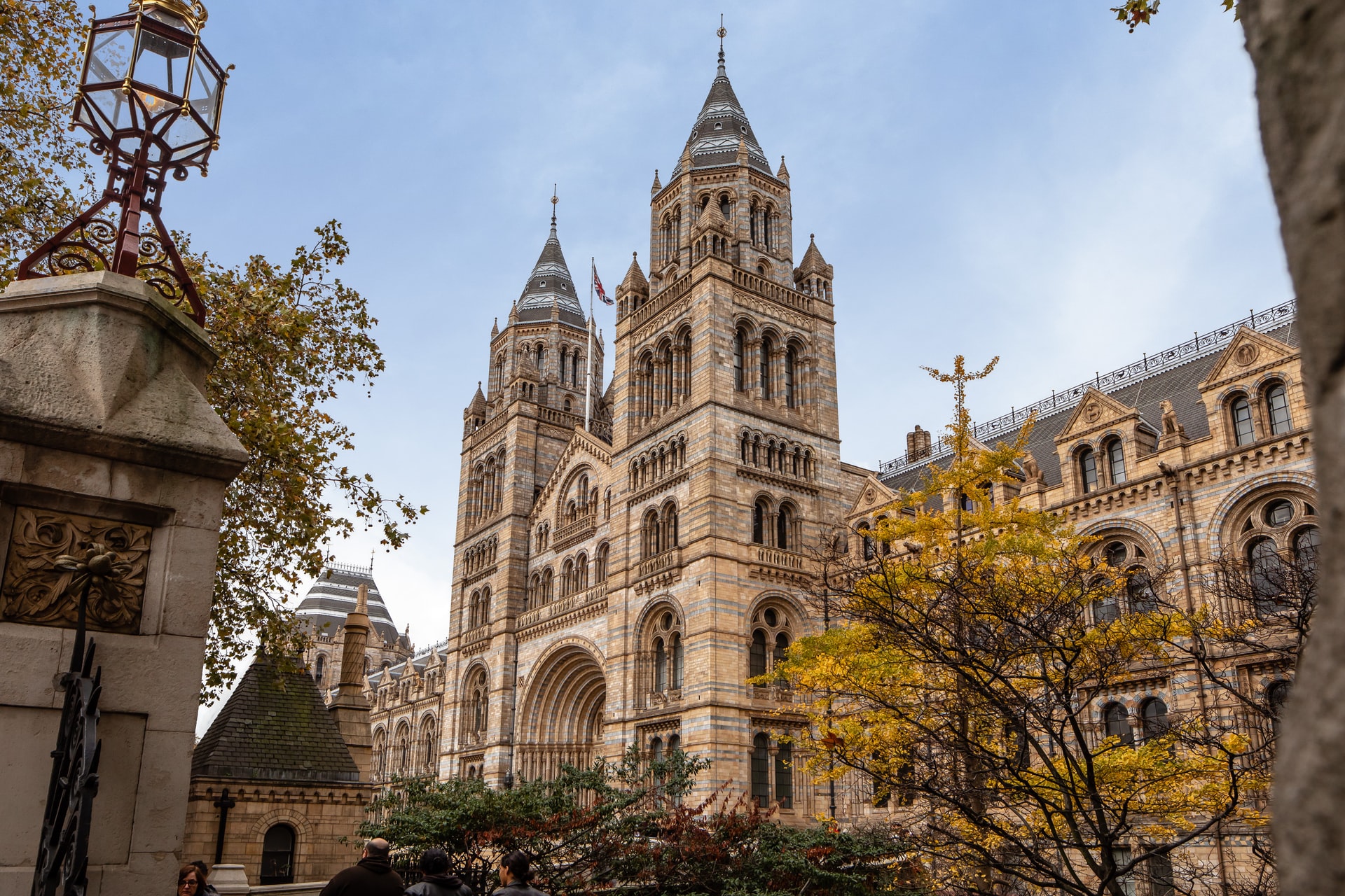 London: Natural History Museum In-App Audio Tour with a Ticket (Japanese)