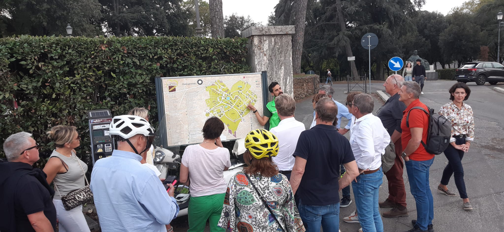 Unexpected Rome: cycle between Villa Borghese and Villa Ada, discover the magic of the Coppedè district - Photo 7