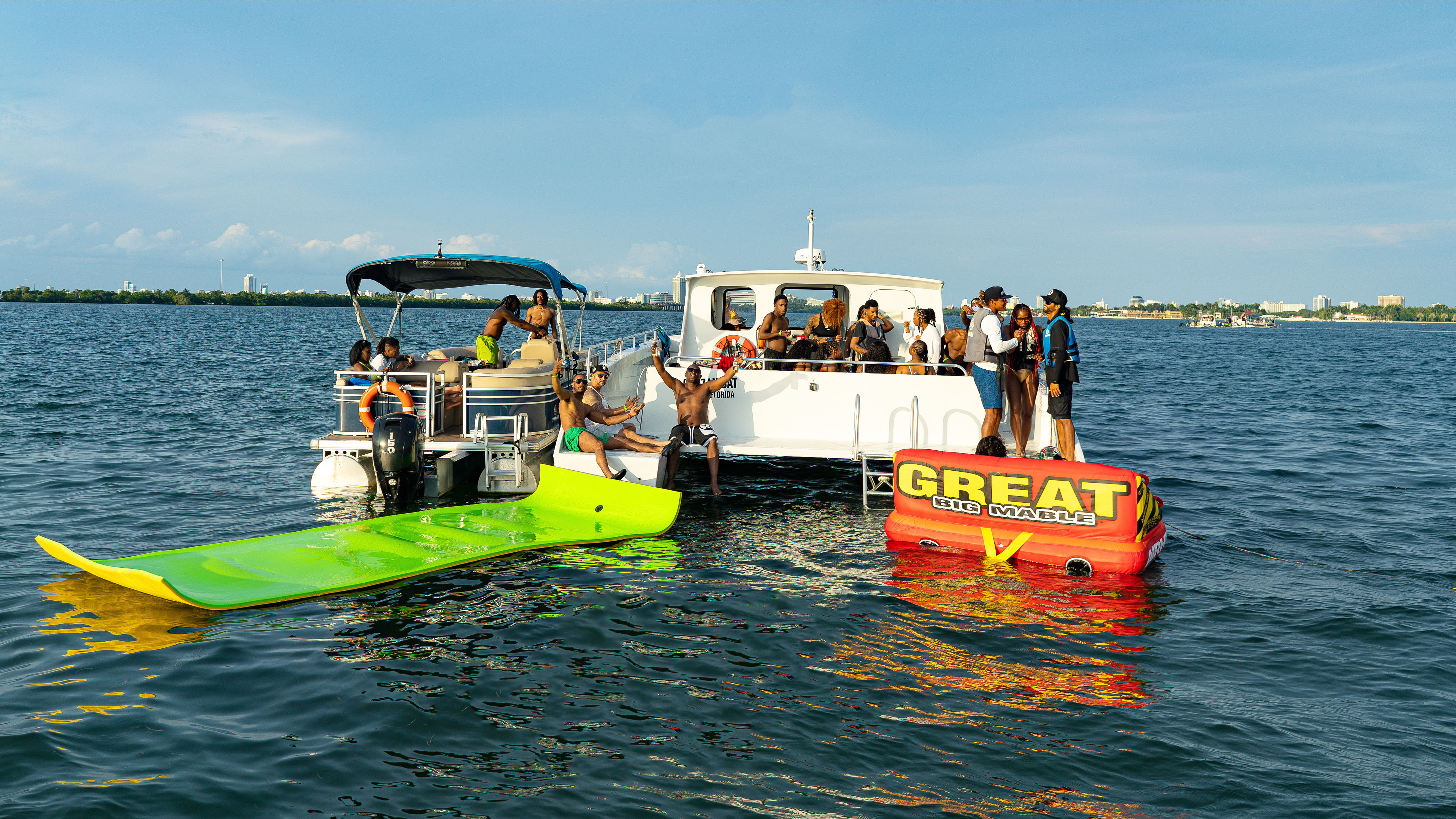 Experiencia acuática definitiva en Miami: motos acuáticas, tubing, barra libre y crucero por las mansiones de famosos de Big Dave