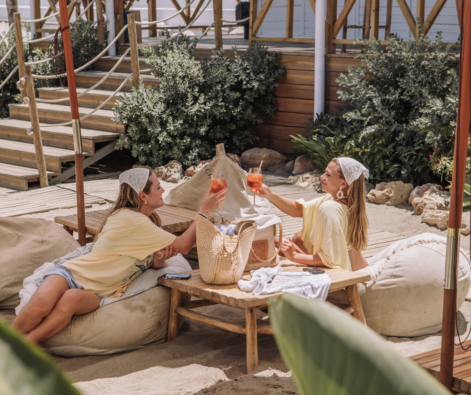 Sol, música y relax: tu hamaca te espera en Banús Beach