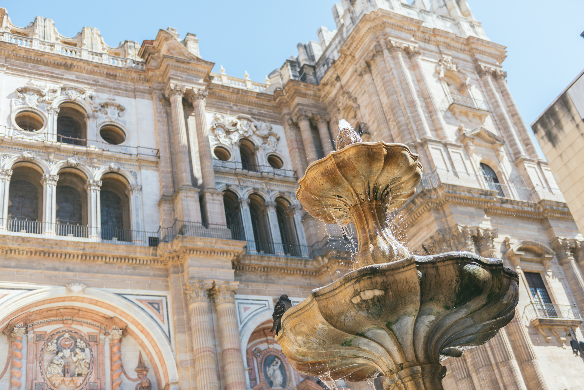 Visita guiada de Málaga al completo con entradas a la Alcazaba, Teatro Romano y Catedral