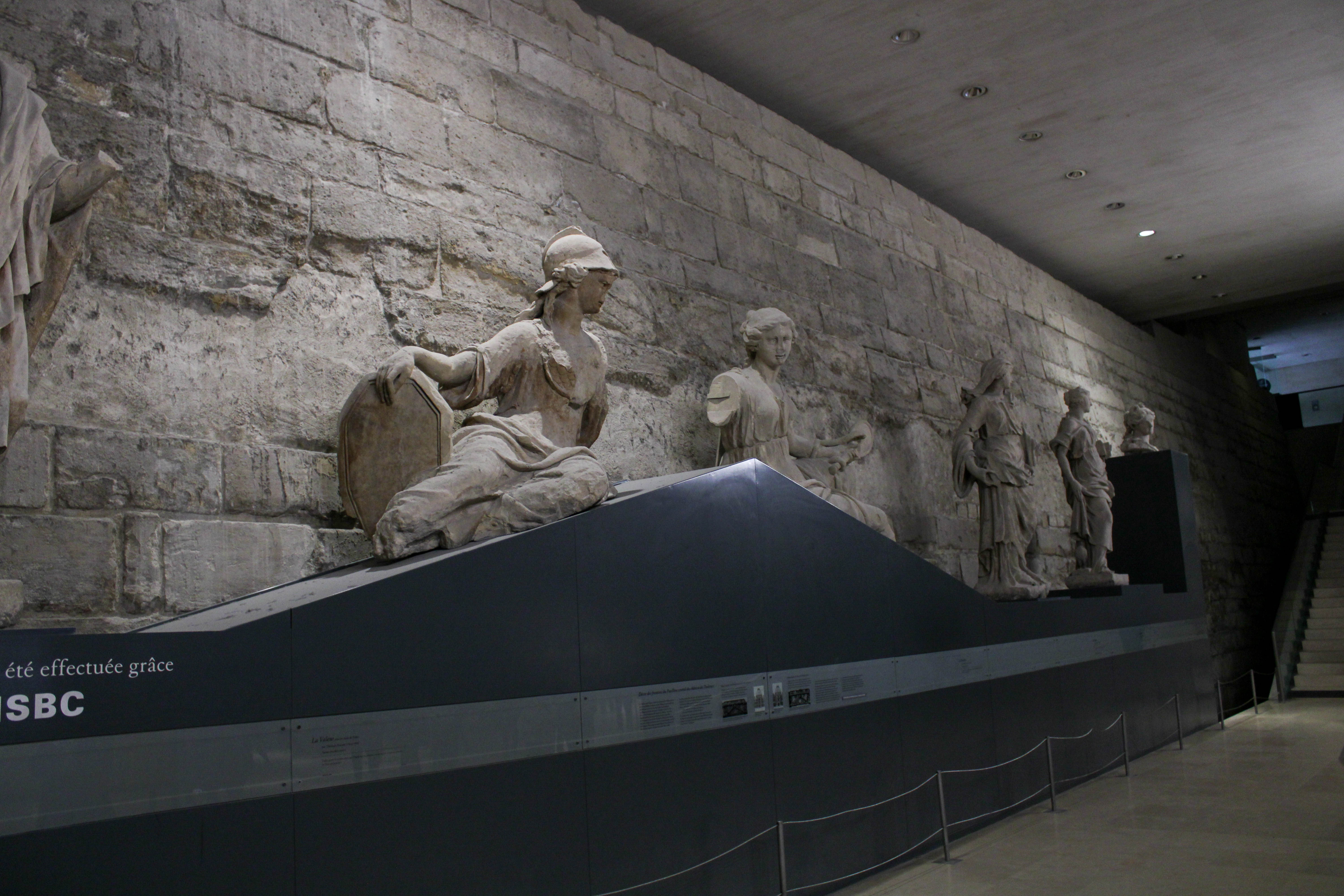 Murders and Mysteries of the Louvre - Photo 5