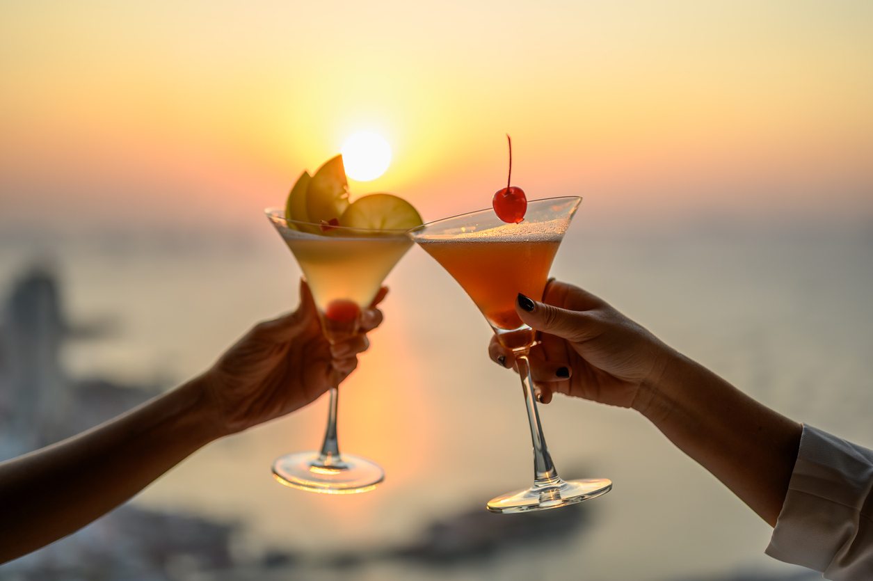 Cóctel de autor y aperitivos al atardecer