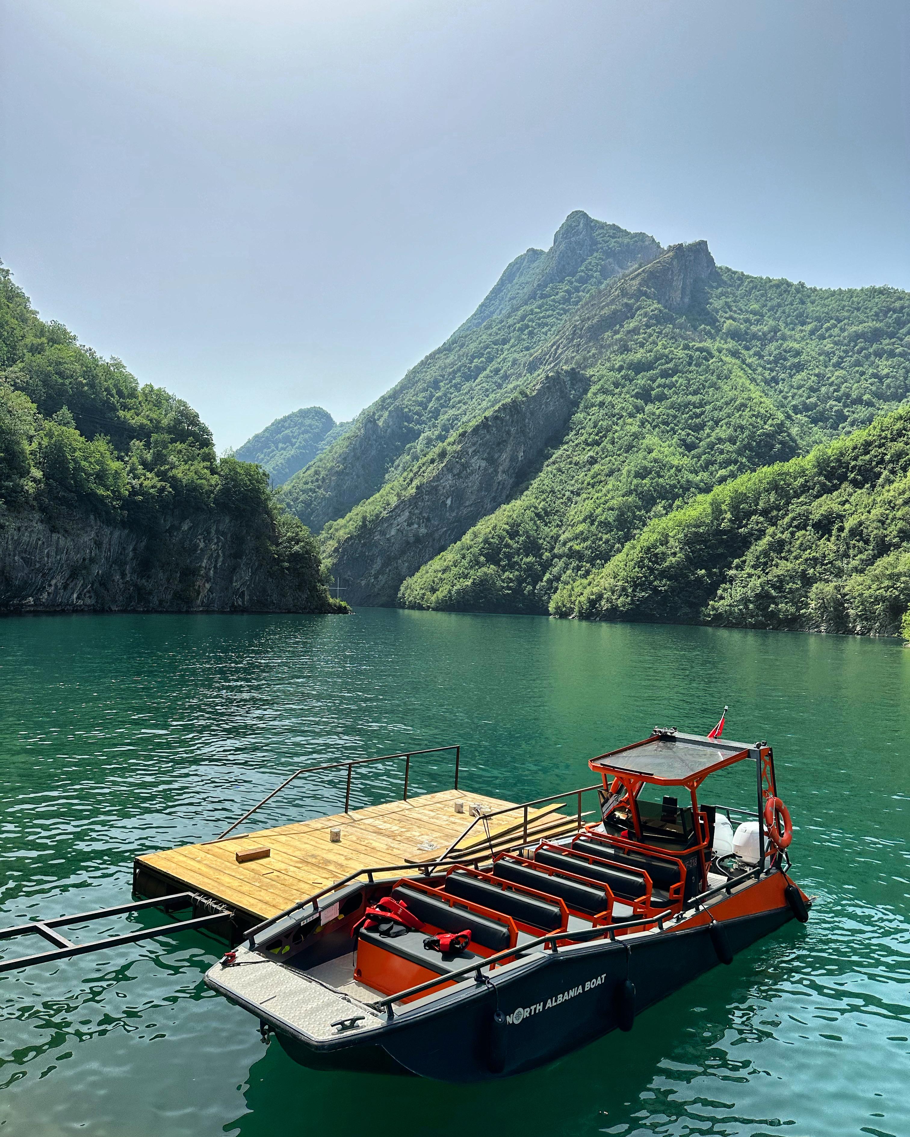 Excursión diaria en barco del lago Komani al río Shala