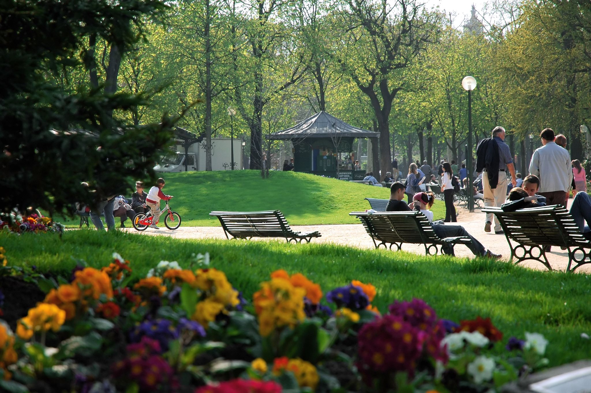 Stroll in the Champs-Elysées Gardens – Image 3 | WeShare